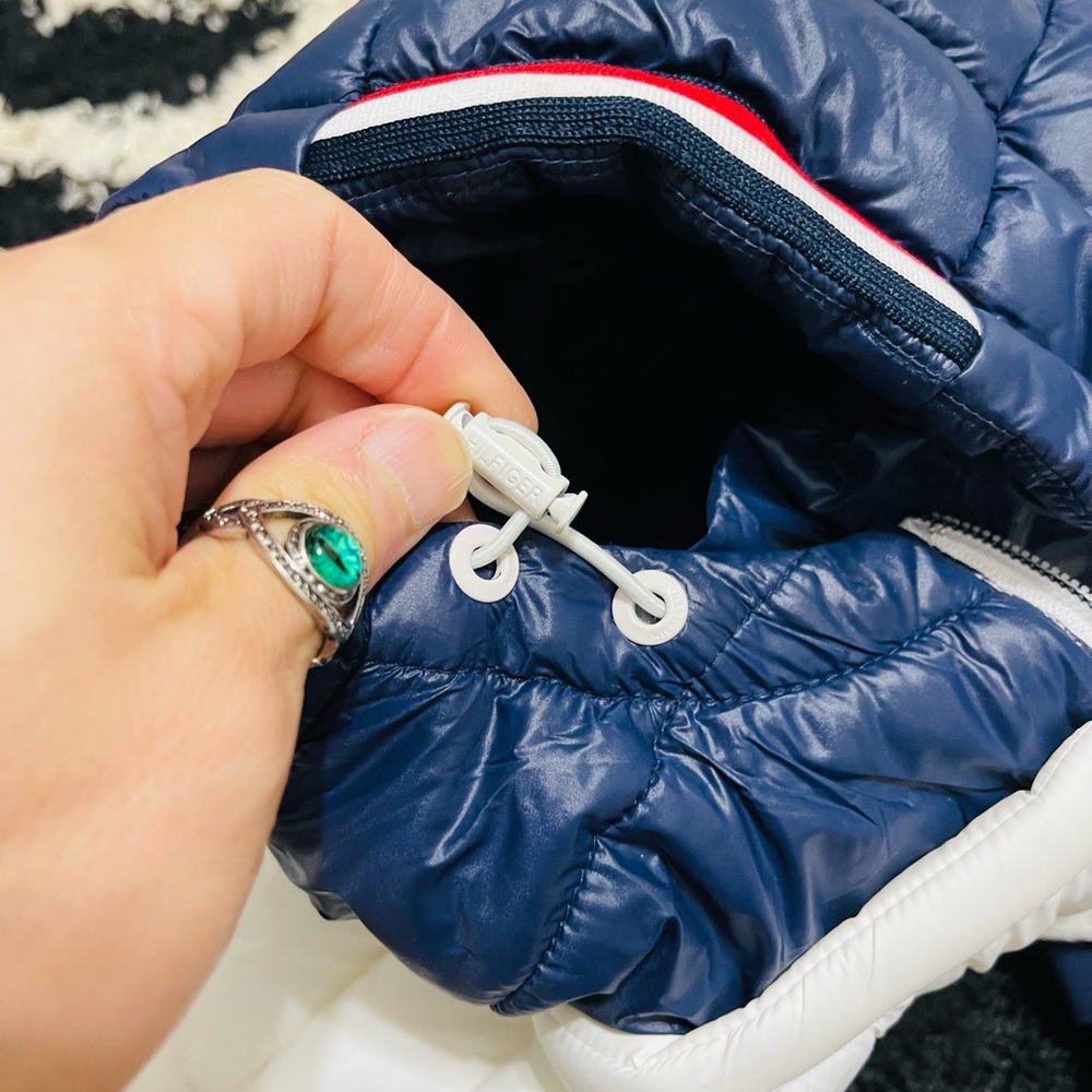 Like New Women Size Small Tommy Hilfiger Packable Hooded Puffer Jacket In white - Picture 13 of 16